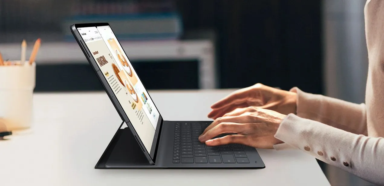 三星平板 Galaxy Tab S11 Ultra 具備頂級螢幕與旗艦級處理器,搭配手寫筆與鍵盤是商務人士的工作利器 2026 年旗艦平板推薦 – 三星 Samsung Galaxy Tab S11 Ultra